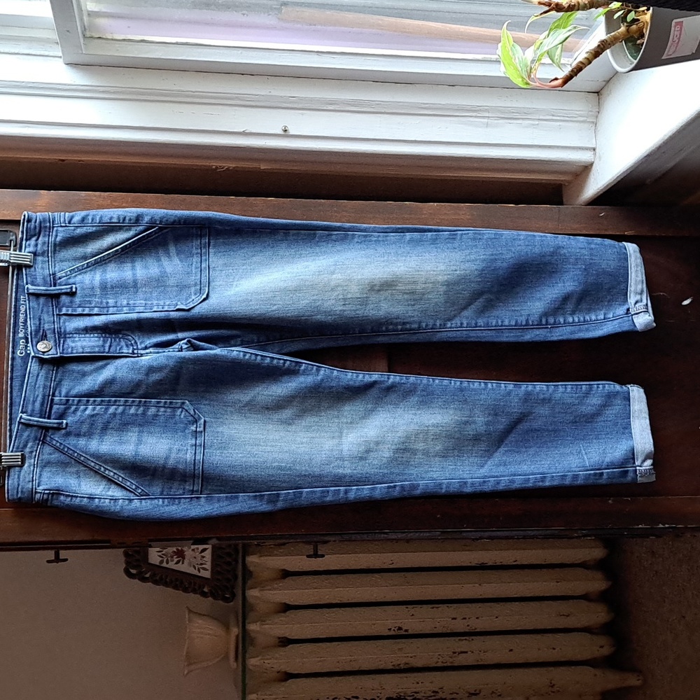 Gap boyfriend fit size 2/26 side pockets cropped hemmed blue jeans